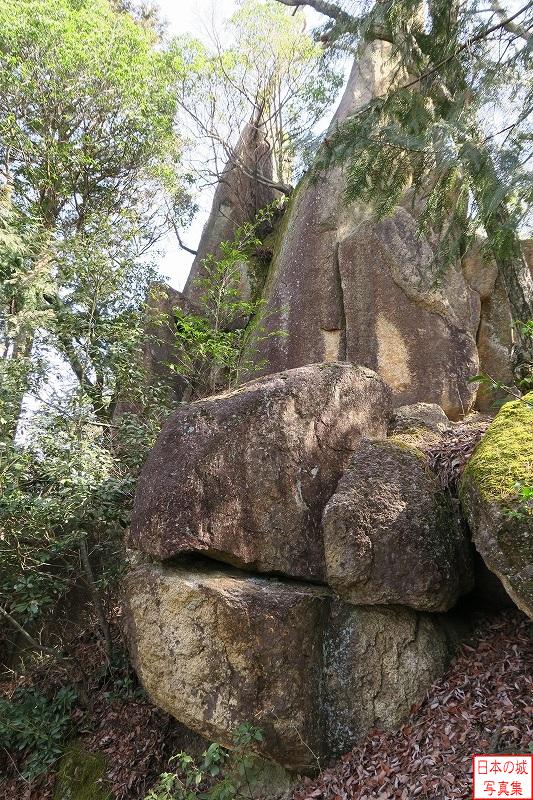 三雲城 八丈岩 このあたりには巨石が立ち並ぶ