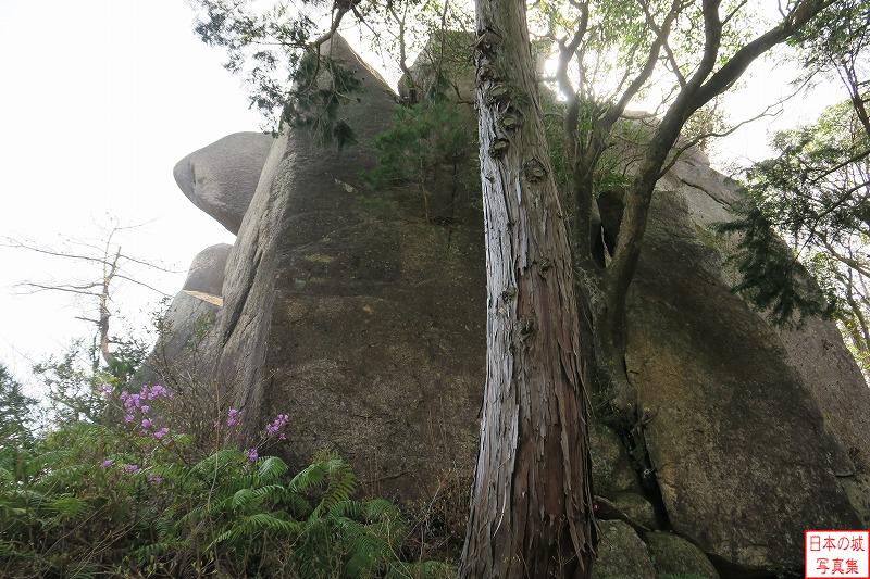 三雲城 八丈岩 このあたりには巨石が立ち並ぶ
