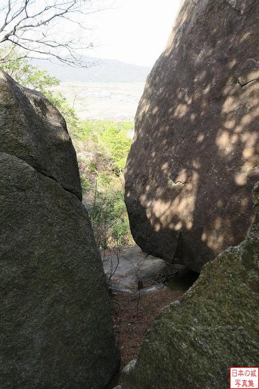 三雲城 八丈岩 岩を登り、隙間を覗く