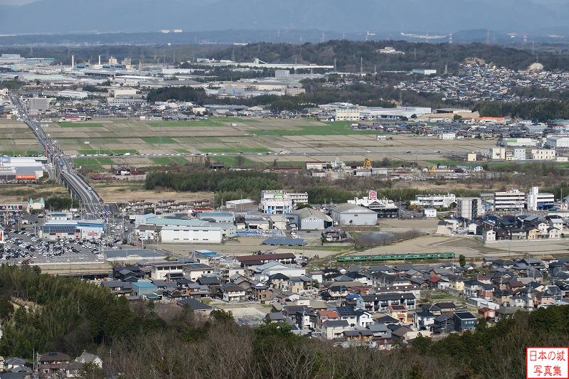 三雲城 八丈岩 城下を見渡す。麓には東海道が通る。今はJR草津線が東西を結ぶ