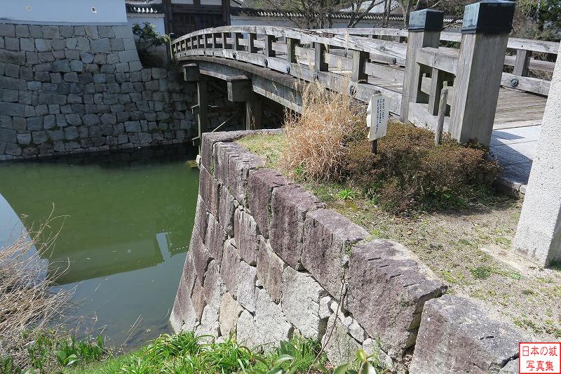 水口城 木橋 キッチリと高さの等しい石が積み込まれている