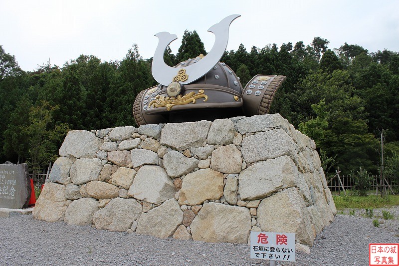 小谷城 大河ドラマ放映記念像 ＮＨＫ大河ドラマ「江」の放映記念の像。石垣は現代の穴太積みの職人が積んだホンモノの石垣である。