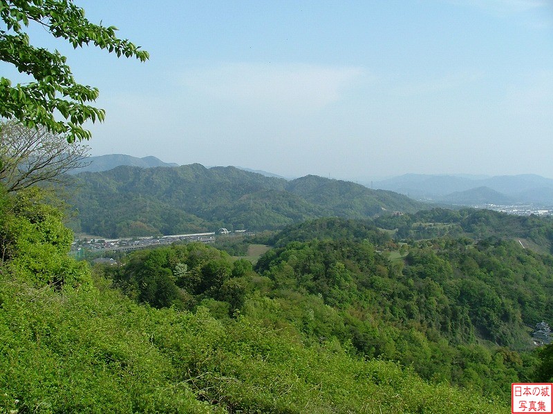 佐和山城 城内 南方を見る。新幹線と名神自動車道が見える