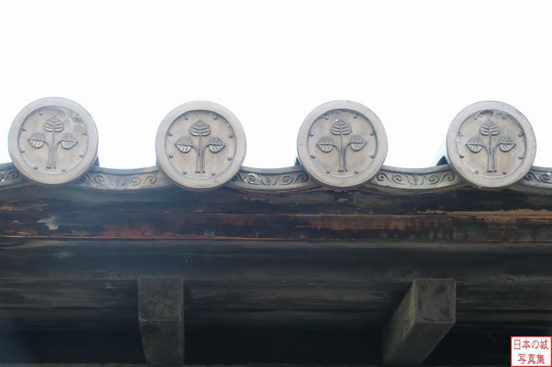 膳所城 移築城門（篠津神社表門） 瓦には藩主・本多家の家紋が入っている。