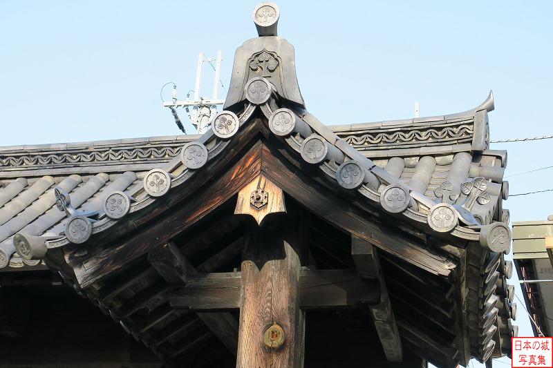 膳所城 移築城門（篠津神社表門） 瓦には藩主・本多家の家紋が入っている。