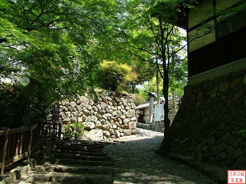 犬山城 三の丸 道具櫓前を左折。右手に道具櫓が見える
