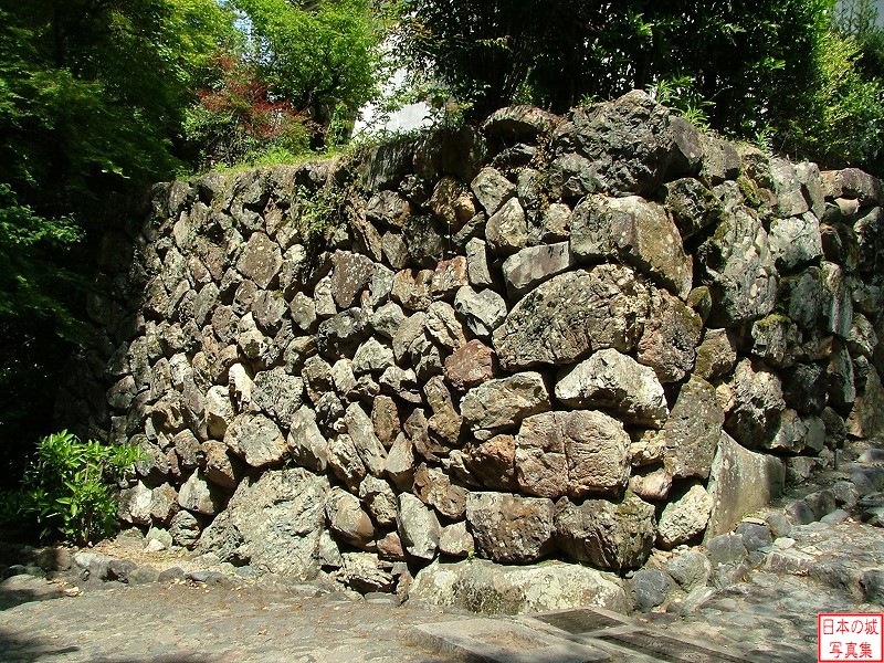 犬山城 二の丸・大手道 二の丸への門である黒門跡付近の石垣