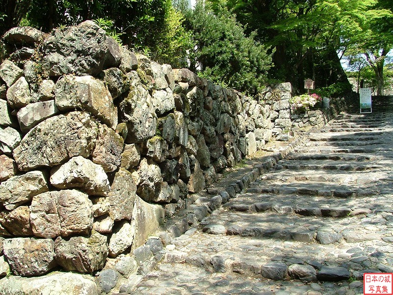 犬山城 二の丸・大手道 大手道脇の石垣
