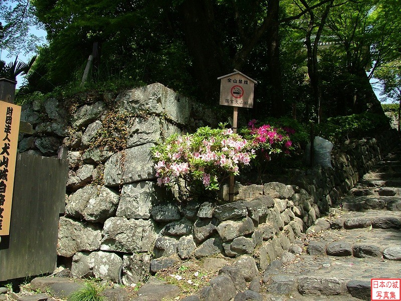 犬山城 二の丸・大手道 大手道脇の石垣