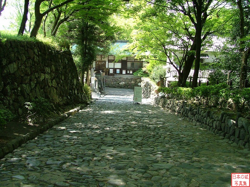 犬山城 二の丸・大手道 岩坂門跡付近から大手道を見下ろす