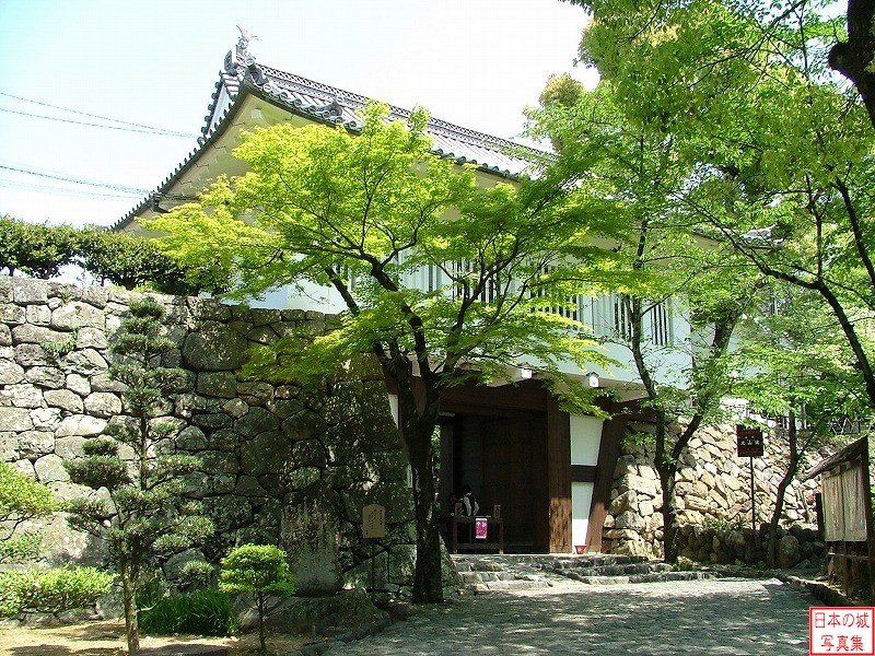 犬山城 本丸鉄門 本丸への入口である鉄門。復興された建物で、往時の建物ではない。