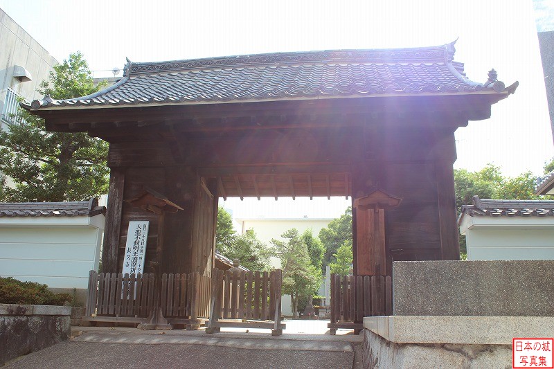 移築城門（長久寺山門）。この山門は慶長15年(1610)の清洲越しの際に清洲城から長久寺に移された。