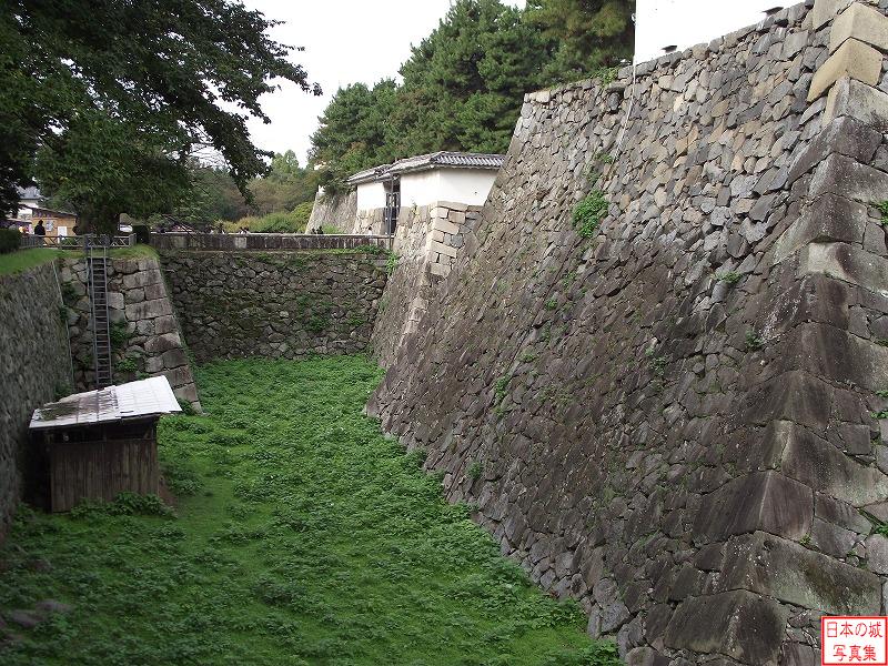 東南隅櫓付近の内堀(西側を見る)