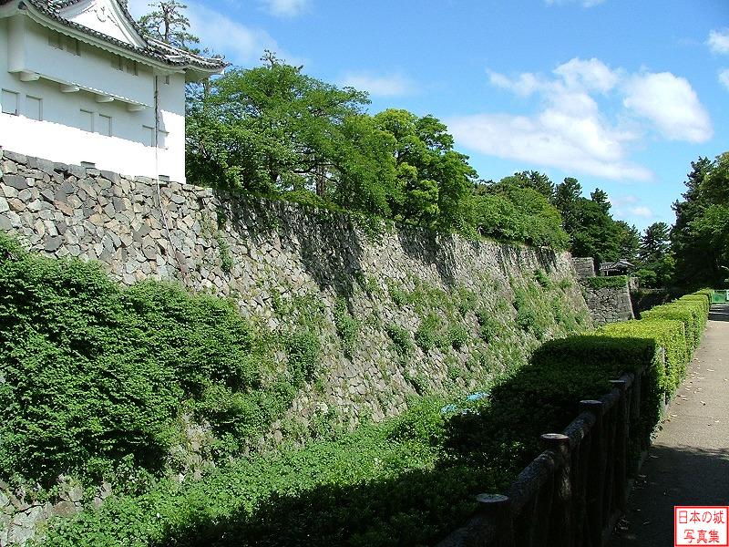 東南隅櫓付近の内堀(北側を見る)。かつて本丸の外縁には多聞櫓が建てられていた。