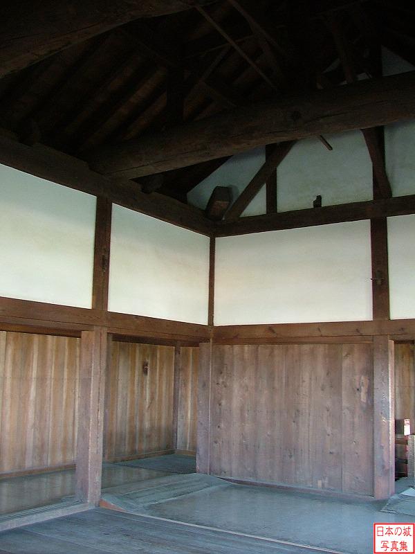 名古屋城 西北隅櫓 西北隅櫓内。櫓内の柱には穴の開いたものがみられる、この櫓が清洲から移築された痕跡を思われる。