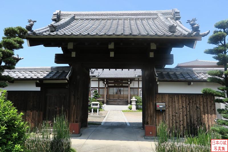 名古屋城北方、北名古屋市西春にある円乗寺の山門は名古屋城から移築されたものと伝わる