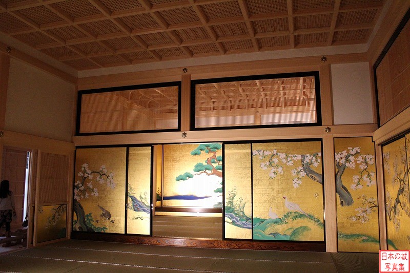 表書院一之間。正面の桜の障壁画を見る。表書院の天井は格天井となっているが、上段之間だけは異なる。