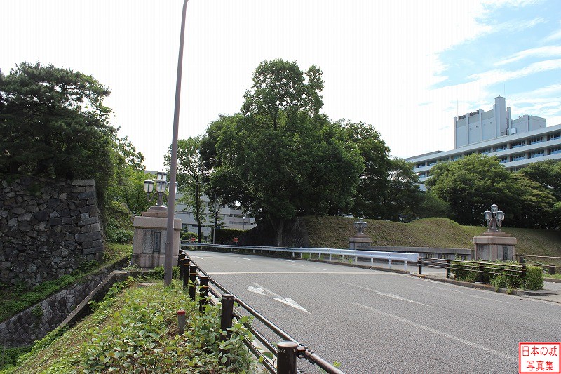 名古屋城 東門跡 東門跡。その名の通り、三の丸の東側の門であった。名鉄瀬戸線や道路の拡幅で石垣が破壊されたものの、現在でもその名残を残す。