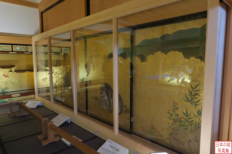 竹林豹虎図の特別展示。かつて実際に本丸御殿にあったもので、太平洋戦争の際には御殿から取り外され避難していたため、本丸御殿は焼失したもののこの襖絵は無事であった。2018年に特別展示された。