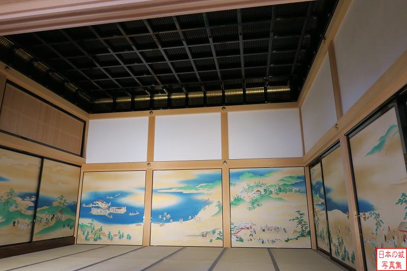 名古屋城 本丸御殿（対面所） 対面所次之間。重厚な黒い天井と、爽やかな青と緑をつかった襖絵が対照的。この襖絵の舞台は和歌山とのことで、左には玉津島神社、正面右には和歌浦天満宮が描かれている。