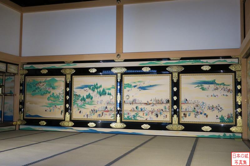 対面所上段之間は次之間とは一転、黒漆や金飾りで華やか。襖絵には京都の様子が描かれている。この面には賀茂競馬のようすが描かれている。