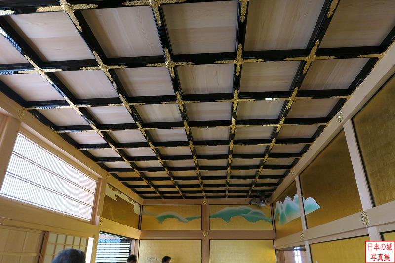 鷺之廊下。対面所から上洛殿への廊下である。長押の上まで障壁画が描かれているのが特徴。天井も格縁が黒漆と金細工で豪華。