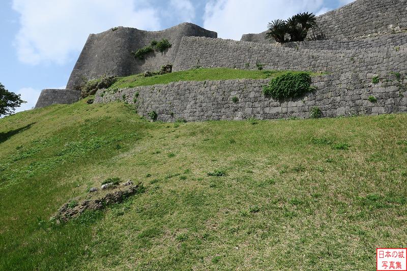 勝連城 三の郭への階段 スロープから見る聳える城壁