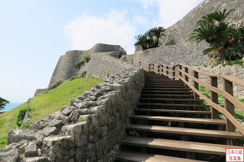 三の郭へ階段が続く。勝連城を攻める際には右手から守備者の攻撃を受けつつ登らなければならない。