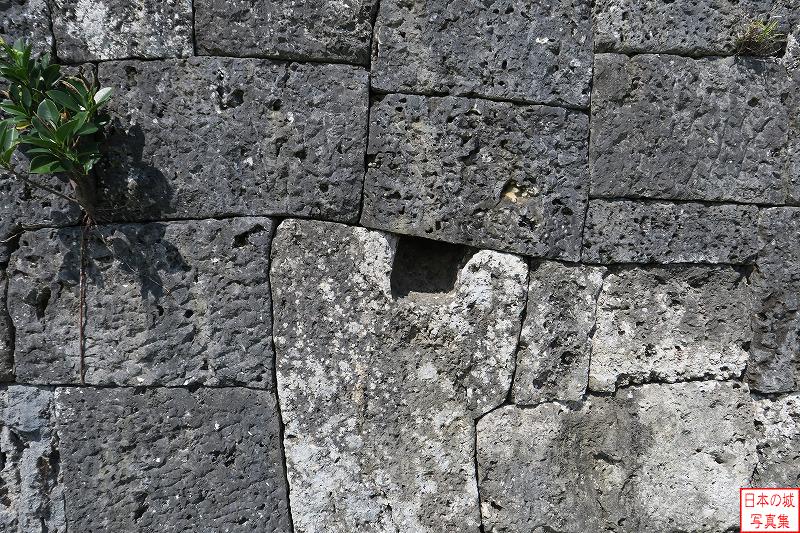 勝連城 三の郭 石垣に四角い穴があいている。何に使った穴だろうか？
