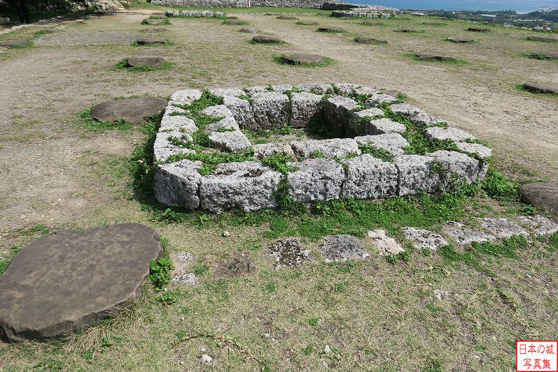 勝連城 二の郭 舎殿跡には四角形の石積みがあるが、用途は不明である