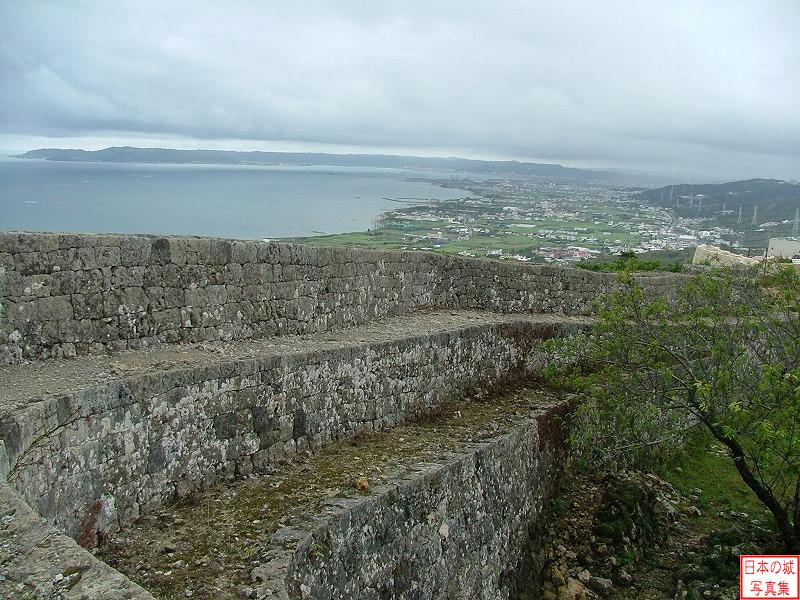 中城城 一の郭 一の郭縁の石垣と城からの眺め。眼下に海が見える