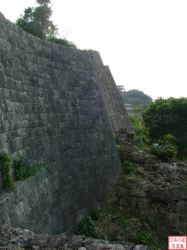 南の郭から見る石垣