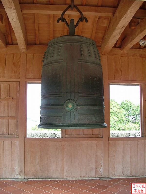 万国津梁の鐘。1458年に鋳造された銅鐘の複製。実物は沖縄県立博物館に所蔵されている。かつて正殿の前に掛けられていた。
