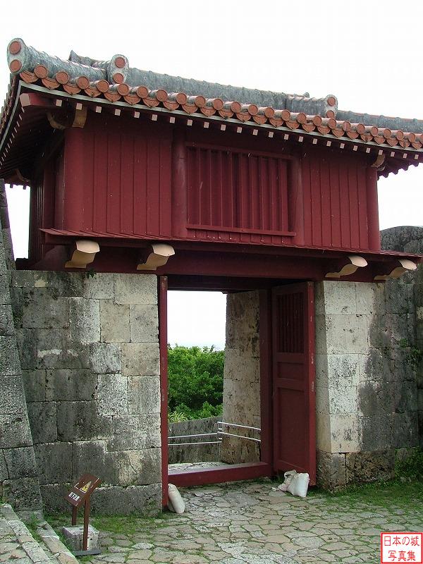 右掖門を内側から。創建は15世紀頃で、昭和初期に櫓門が撤去されたが、2000年に復元された。