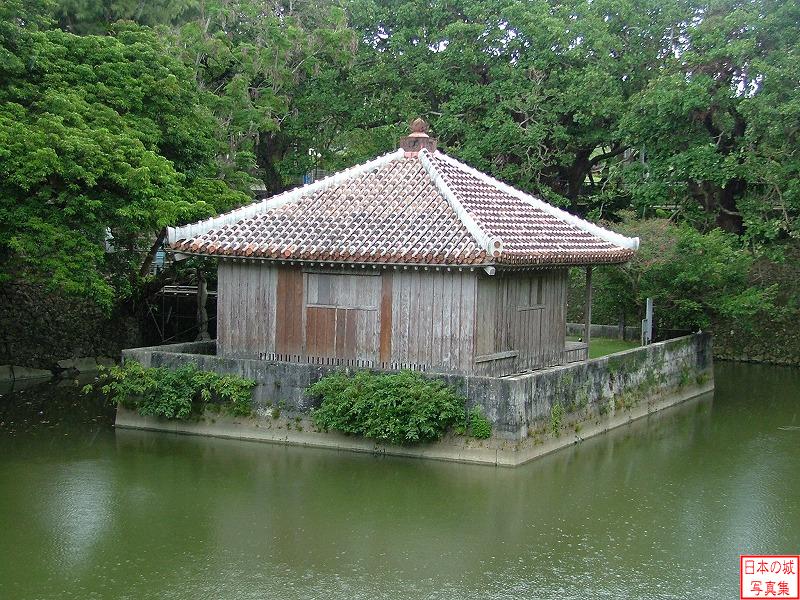 円鑑池に浮かぶ弁財天堂。池の中に朝鮮王から送られた御経を納めるための御堂。沖縄戦で失われ、1968年に復元された。