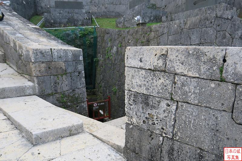 首里城 龍樋 石垣の切れ目から石段を降りると龍樋がある。