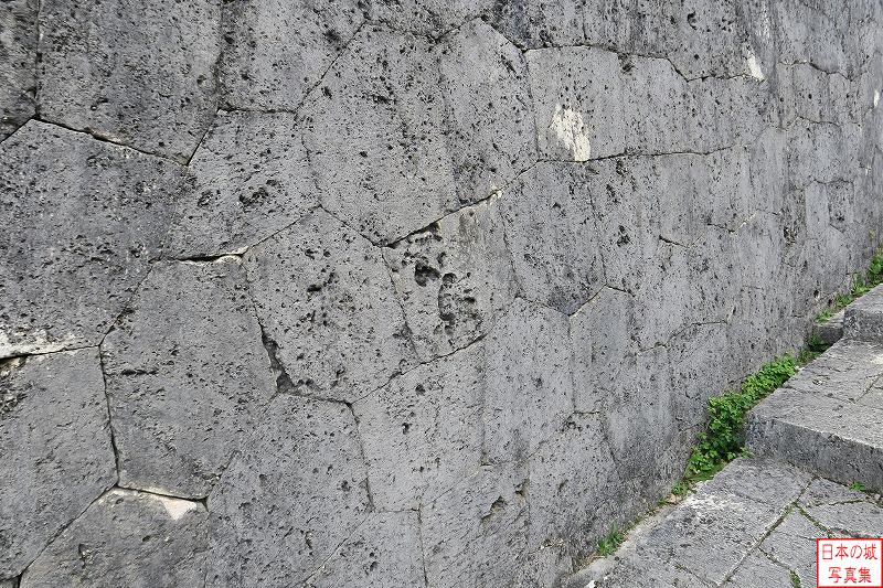 首里城 漏刻門 左手の石垣は亀甲状にキッチリと積まれている