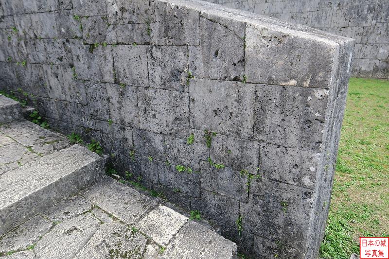 首里城 漏刻門 右手の石垣は直線状