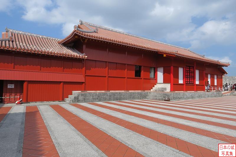 首里城 北殿 北殿。中国との外交に用いられた建物で赤い色をしている。16世紀初めの創建で、沖縄戦で失われた後に再建された。
