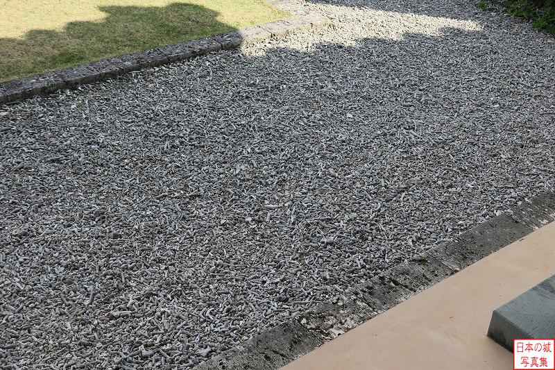首里城 庭園 庭園の砂利石にはサンゴが使われている