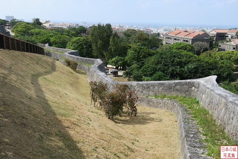 首里城 寄内ノ御嶽 城を下っていく曲線状の石垣