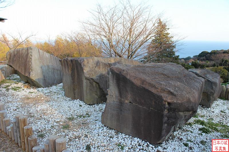 石垣山城 城の入口 石垣の展示。石垣山城の近隣に江戸城築城の際に石を切り出した石切場があり、そこで発見された石が展示されている。