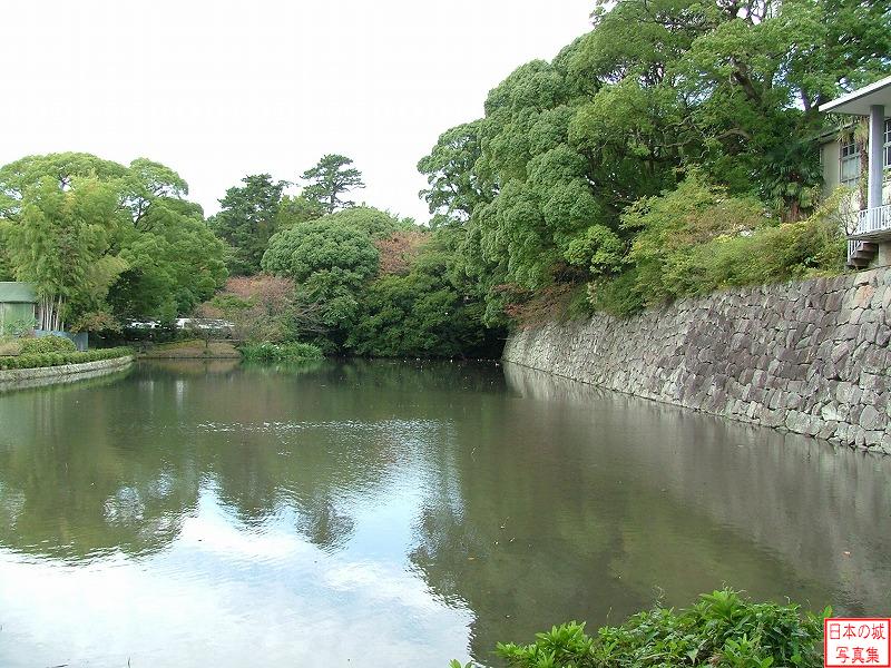 小田原城 南曲輪 南曲輪の南側のようす。水濠と石垣が見える。