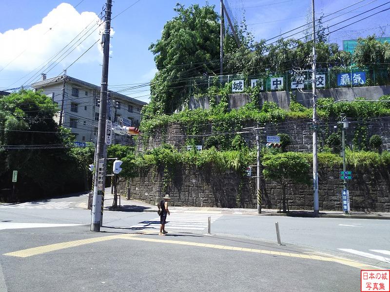 小田原駅西口から西曲輪に向かう。信号を渡り城山中学校左脇の坂道を登っていく
