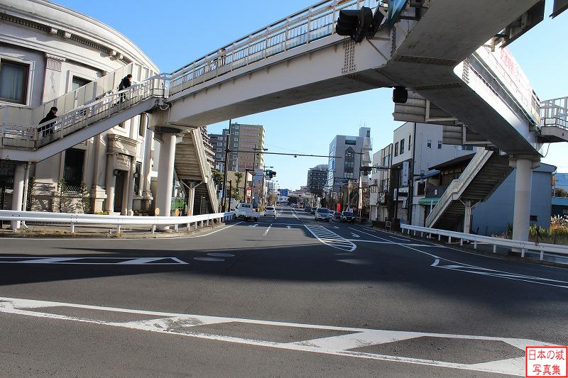 大手門跡付近前の東海道（現在の国道1号線）江戸方面を見る。この先約500m先の現在の新宿交差点までの区間は将軍専用の御成道とされ、藩主ですらこの道を通る事を遠慮したと言われる。