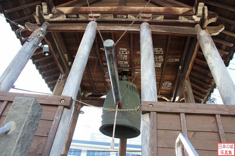 小田原城 大手門跡 大手門跡北側石垣上には鐘楼が建つ。鐘は当初は浜手御門にあったものが、明治29年(1896)に裁判所の東北隅に移され、さらに大正年間に現在の場所に移されたものの太平洋戦争の軍需資材として供出され、昭和28年(1953)に小田原寺院団によって現在見られる鐘が造られた。