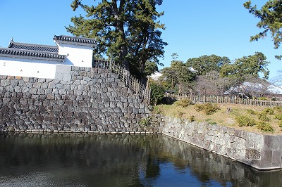 小田原城 馬出門 枡形内から二の丸を見る。左の石垣と土塀は銅門の枡形の一部