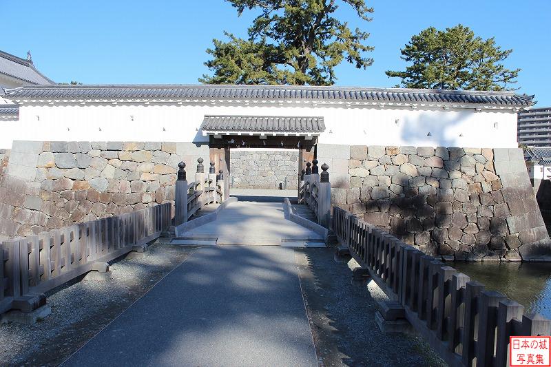 小田原城 銅門内仕切門 銅門の内仕切門。通常枡形門の一ノ門は高麗門だが、珍しく埋門形式である。