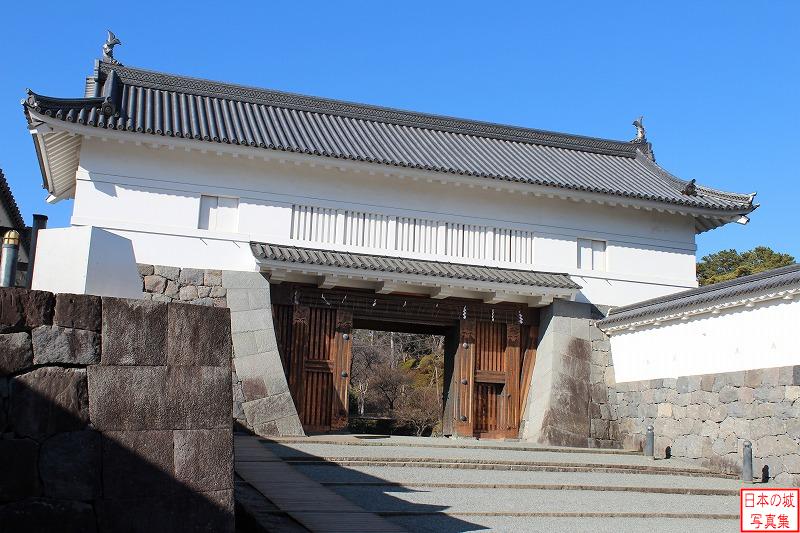 小田原城 銅門櫓門 銅門の櫓門。扉の飾り金具に銅を使用していたため銅門と呼ばれた。櫓門の梁には松が、柱や扉には檜が用いられている。