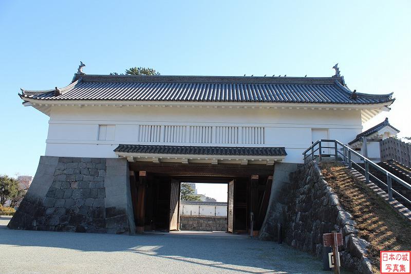小田原城 銅門櫓門 銅門を内側から。現在の銅門は平成九年(1997)に建てられたもので、史料を元に当時の工法・技術で復元された。復元に当たっては、建材は国内に留まらず海外のラオスからも調達された。